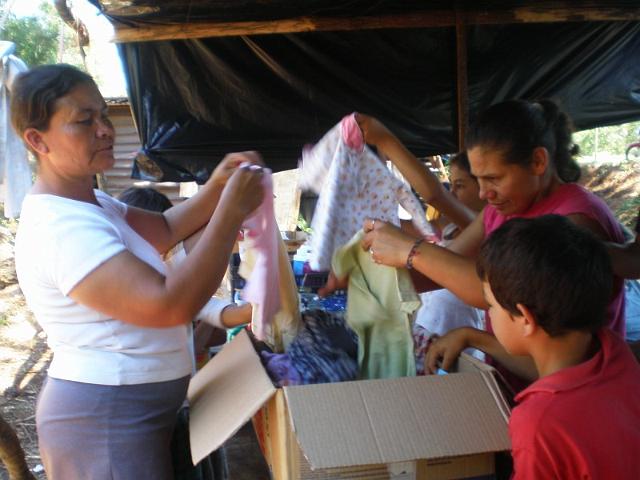 las mamas contentas con la ropa donada.JPG